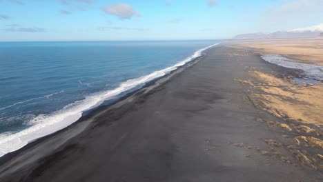 Foto-Panorámica,-Amplia-Playa-De-Arena-Blanca-En-La-Costa-De-La-Costa-Del-Horizonte-De-Las-Olas-Azules-De-Islandia