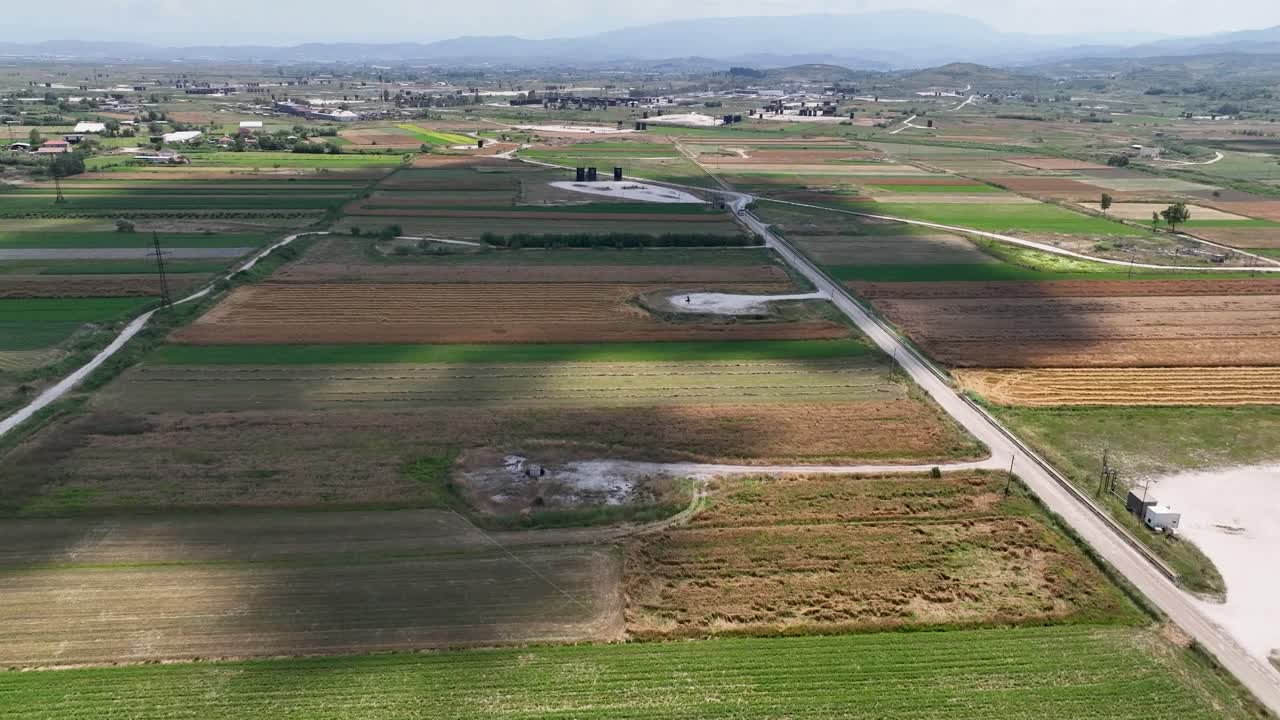 campo rural con campos de cultivo y carreteras pequeñas