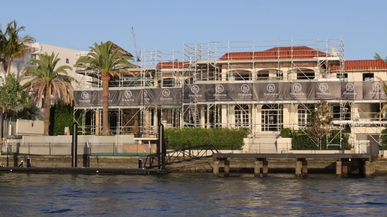 해안가 에 있는 고급스러운 집 들 의 파노라마 풍경