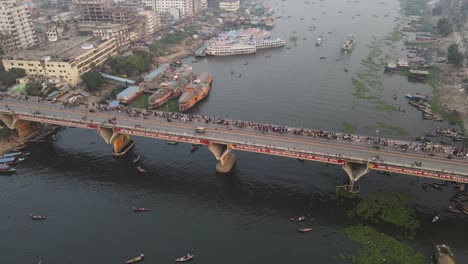 Antena-Sobre-La-Ciudad-Vieja-De-Dhaka-Con-Puente-Y-Puerto-Fluvial-En-Bangladesh