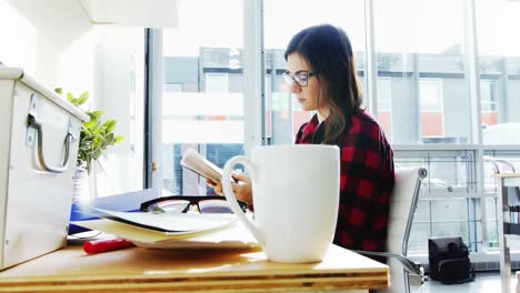 mujer ejecutiva que trabaja en el escritorio