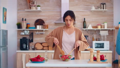 esposa mezclando ensalada saludable