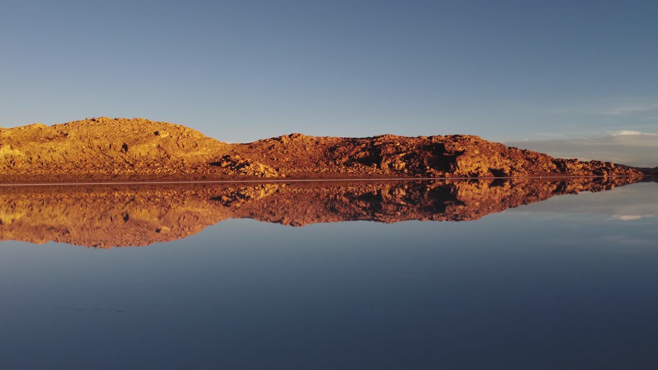 골든 알티플라노의 바위 풍경은 볼리비아의 우유니 소금 호수에서 반사됩니다.
