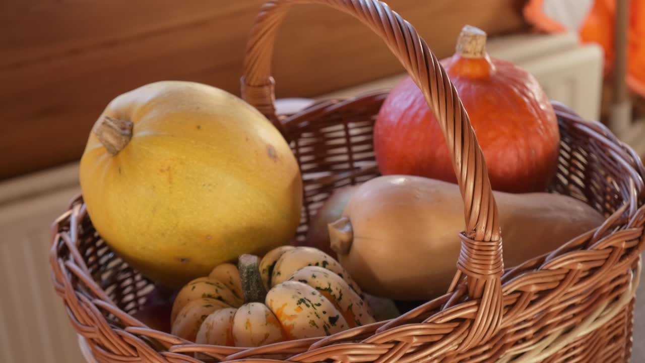cesta llena de diferentes tipos de calabazas calabazas y calabazas durante la temporada de otoño