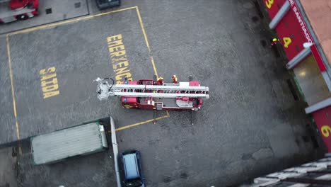 Imágenes-Alrededor-Del-Camión-De-Bomberos