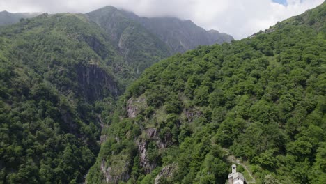 Iglesia-Remota-En-El-Pintoresco-Paisaje-De-La-Garganta-Del-Bosque-De-Montaña-Italia-Revelación-De-Drones