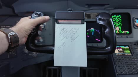 vista de cerca de los controles de vuelo de un avión moderno, como lo ve el piloto