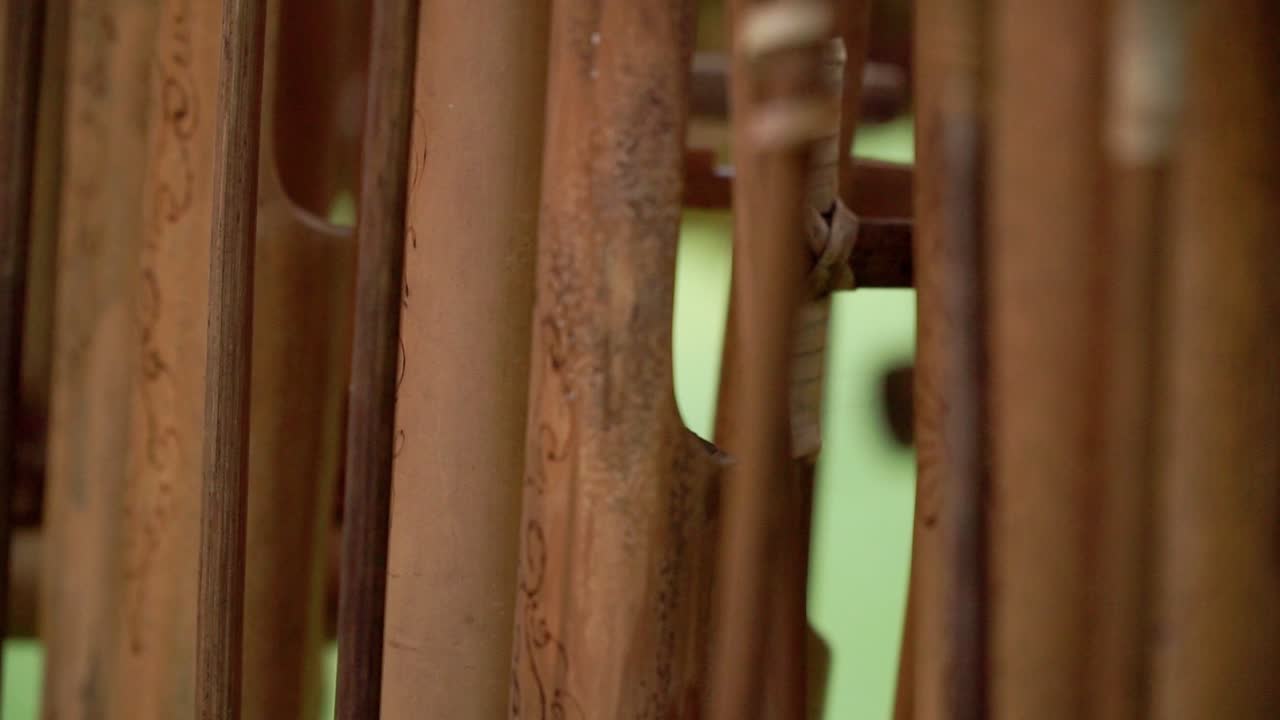 detalle de una fila de un instrumento musical tradicional angklung de java, indonesia