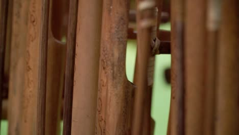 detalle de una fila de un instrumento musical tradicional angklung de java, indonesia