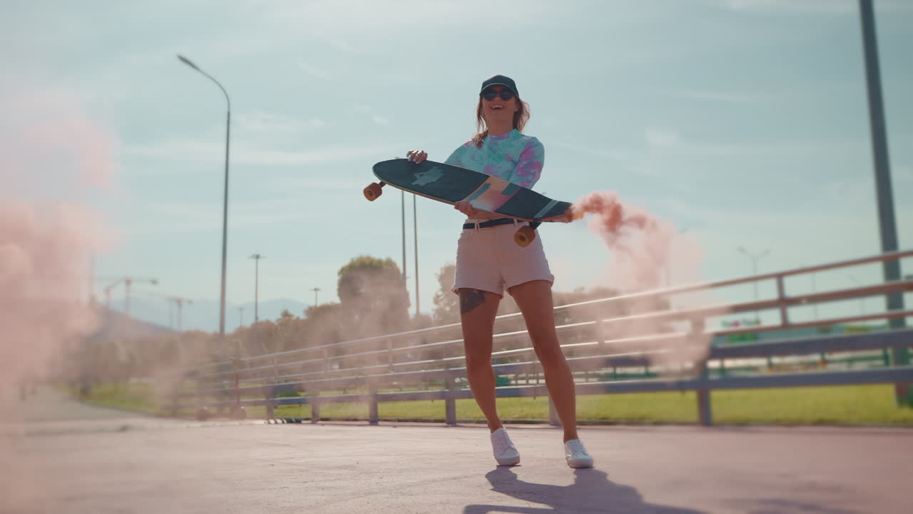 mujer patinando con humo rosa