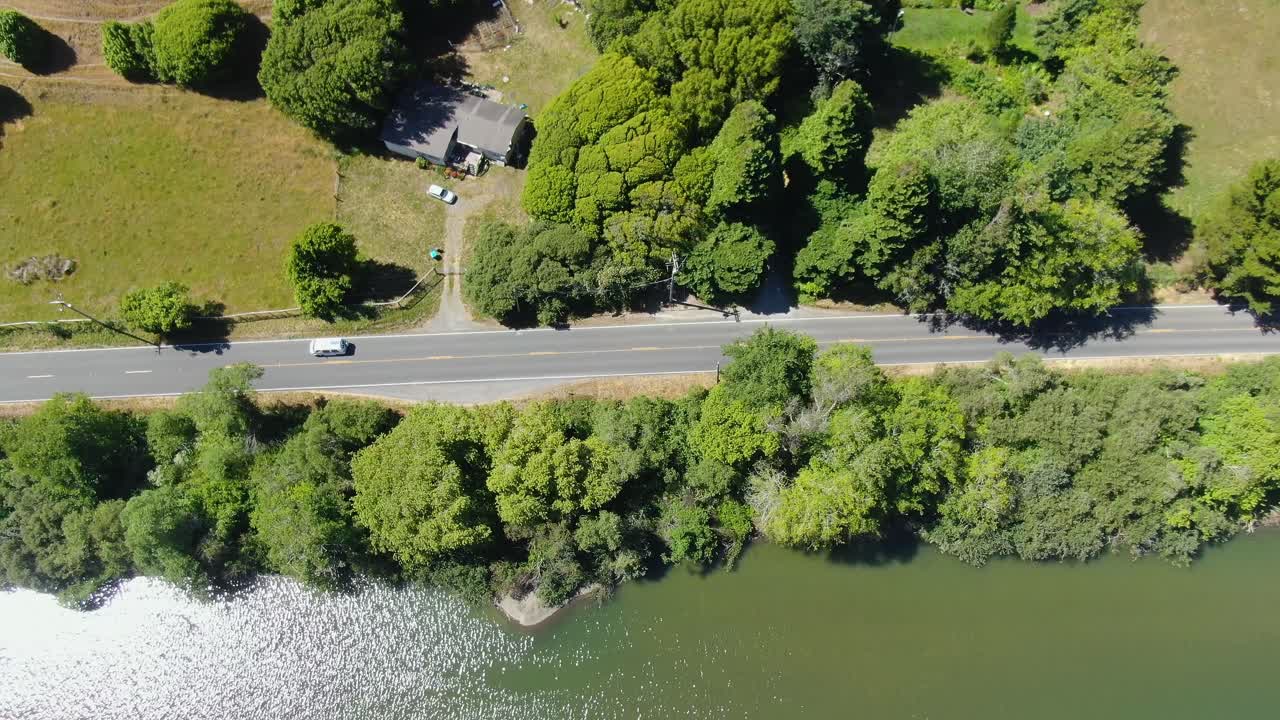캘리포니아 의 보데가 만 에서 초록색 으로 둘러싸인 도로 를  ⁇ 처 하는 항공 영상