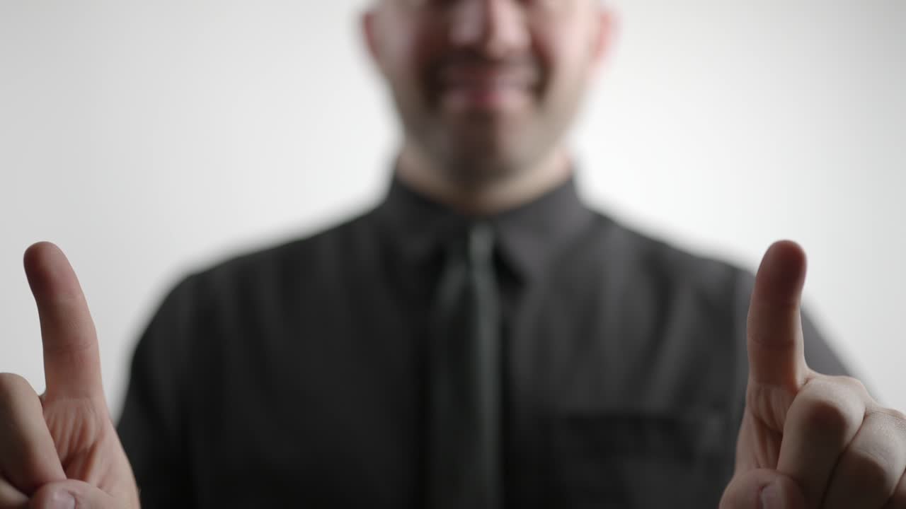 남자는 손을 내밀고 보이지 않는 모양을 만니다.