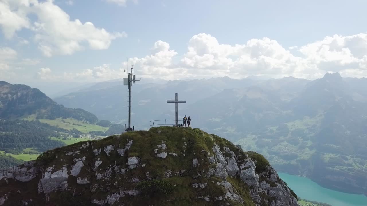 한 여자와 한 남자가 산 꼭대기에 서 있다