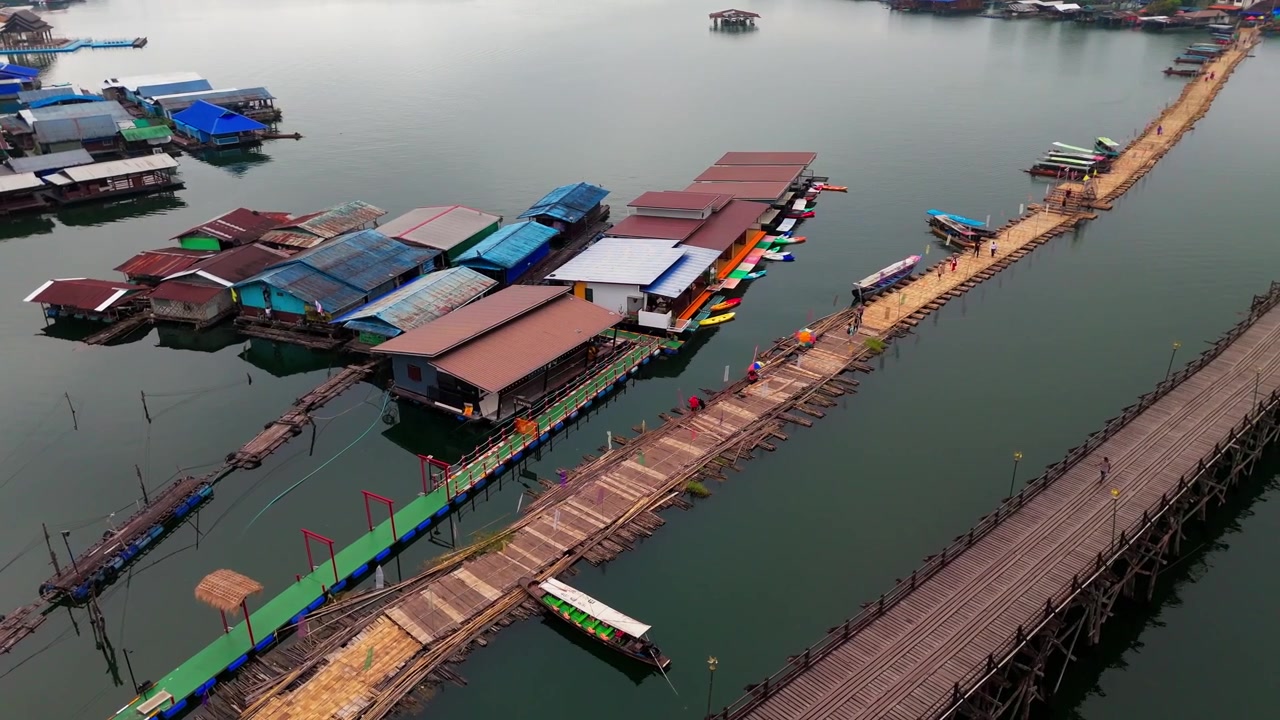 ภาพมุมสูงจากโดรนเหนือหมู่บ้านสะพานมอญ สังขละบุรี ประเทศไทย