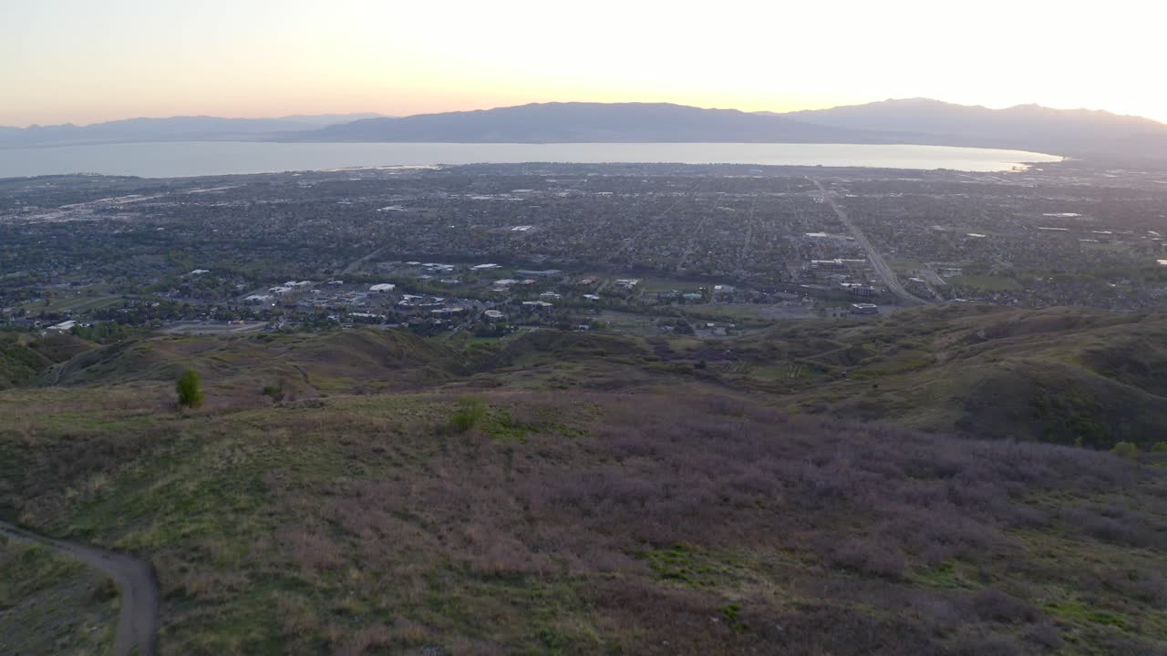 친구들은 모닥불 주변에서 일몰을 즐깁니다. 프로보를 공개하기 위해 앞으로 나아가는 드론 돌리