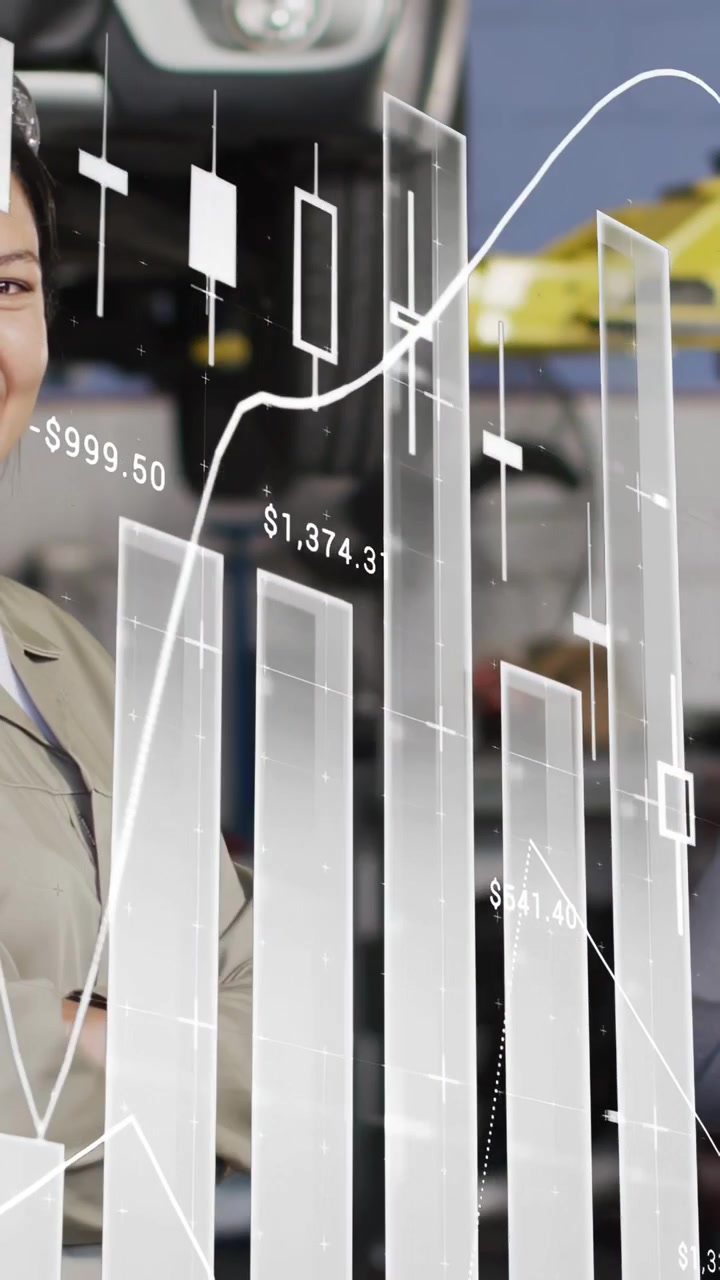 Video vertical: Técnica posando mientras gráficos financieros aparecen sobre los técnicos, monitorizando los beneficios del taller.