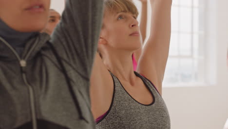 instructor de clase de yoga enseñando pose guerrera a una joven caucásica haciendo ejercicio disfrutando de un estilo de vida saludable en el gimnasio practicando postura