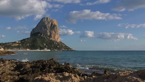 Zeitraffer-Calpe-Pina-de-Ifac-Wellen,-Die-An-Den-Strand-Plätschern,-Und-Fischerboote,-Die-An-Einem-Warmen-Sommerabend-In-Den-Hafen-Zurückkehren