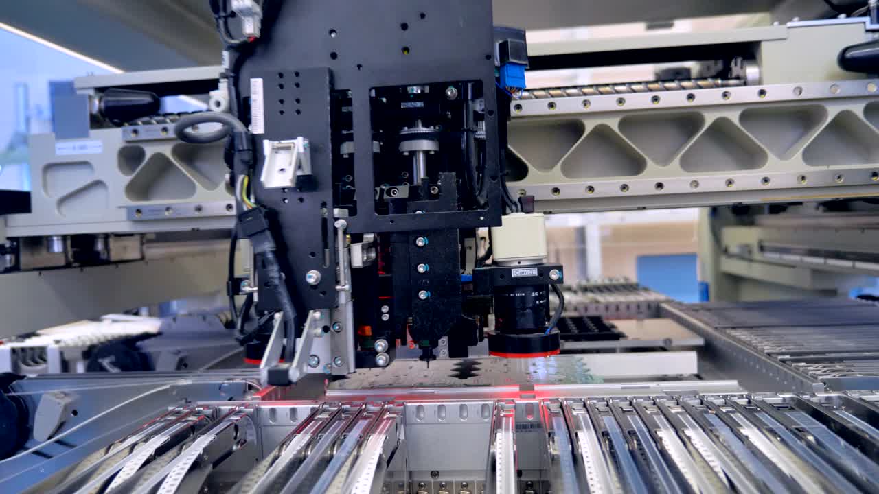 la máquina de placa de circuito automatizada produce una placa electrónica digital impresa. 4k.