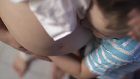 hijo amoroso y cuidadoso con madre embarazada
