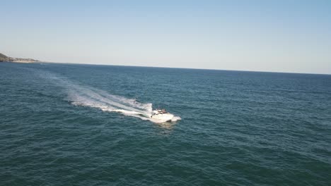 vistas aéreas de barcos navegando en la costa cercana a barcelona