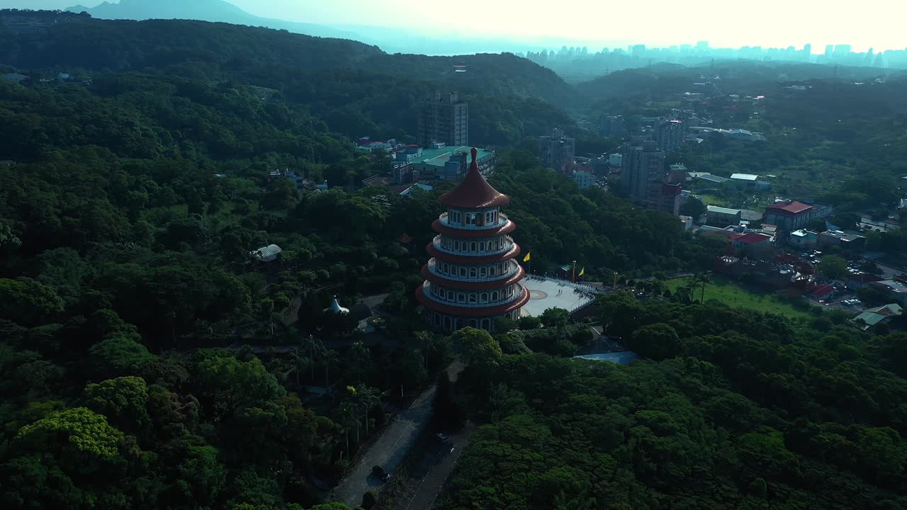 vista aérea que muestra el templo tianyuan en la ciudad de tamshui rodeado de árboles verdes en taiwán