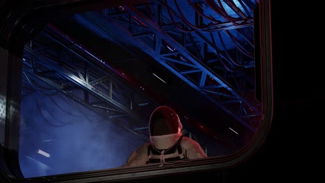 astronauta solo en el corredor espacial futurista observando la tierra y las estrellas. mirando a través de la ventana. animación 3d