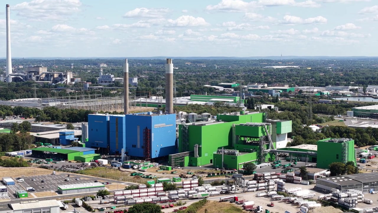 Vista aérea de drone de uma usina de incineração de resíduos em Herten, Alemanha, mostrando infraestrutura de transformação de resíduos em energia, edifícios industriais, chaminés e tecnologia ambiental