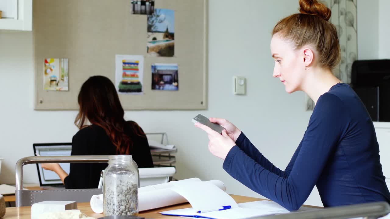 ejecutivo de negocios mirando la losa de piedra