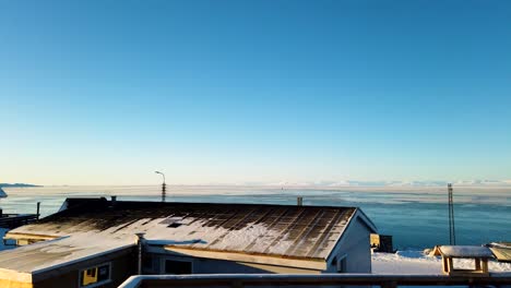 Día-Soleado-Sobre-Casas-Pequeñas-En-Groenlandia,-Vista-Panorámica-De-Lapso-De-Tiempo-Hacia-La-Derecha