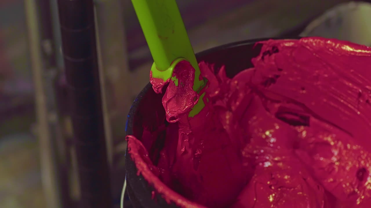 macrofotografía de pintura: pintura y costura de camisetas de colores