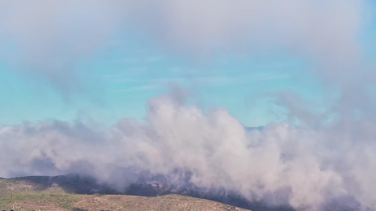Nuvole che coprono le colline di Malaga, Spagna, durante una giornata di sole