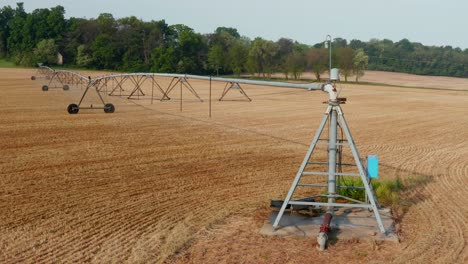 Center-pivot-well-water-irrigation-of-rural-agricultural-crops-in-America,-USA