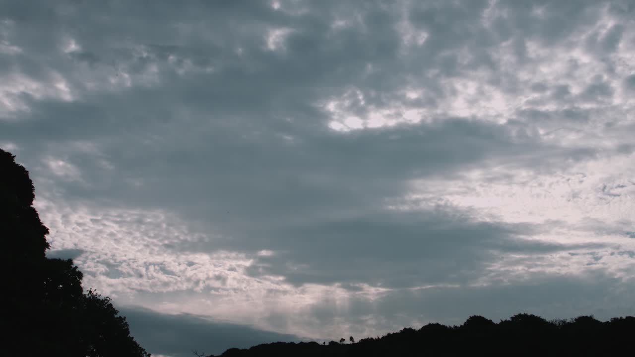 광선과 함께 역동적인 구름 풍경을 가진 타임  ⁇ 스