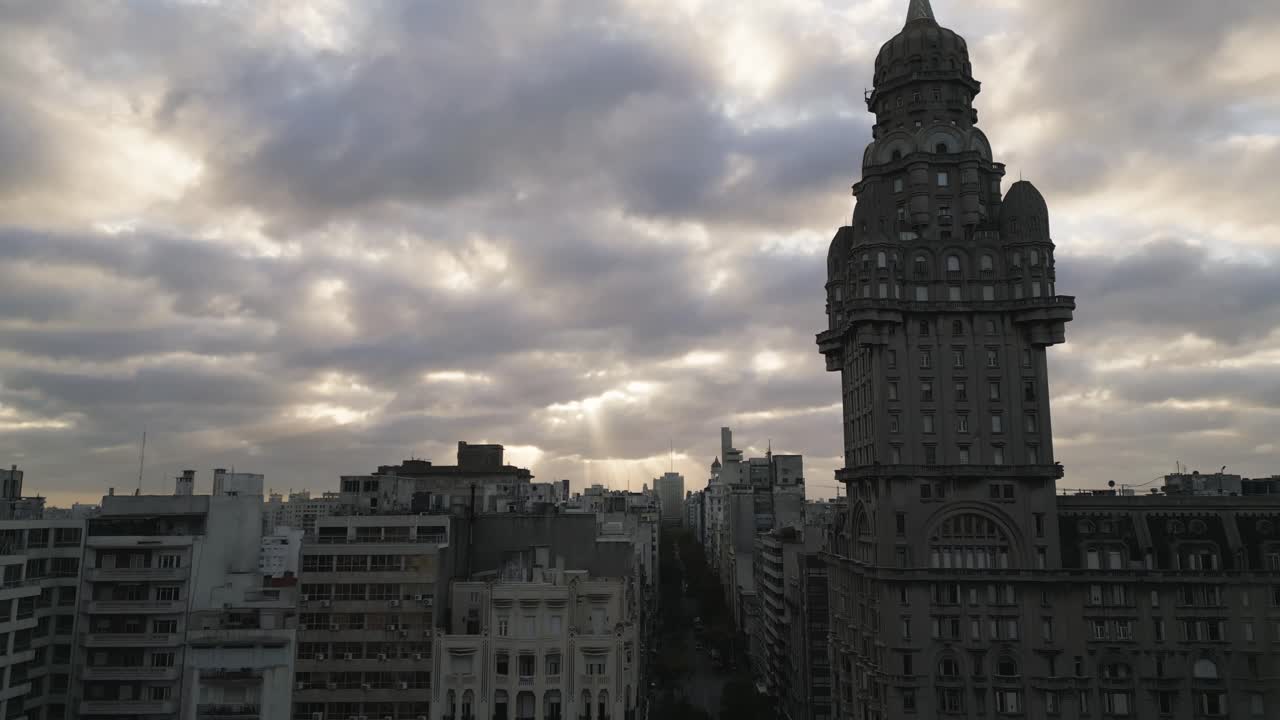 vista dramática del edificio palacio salvo y montevideo, uruguay paisaje urbano, vista descendente
