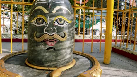 El-Dios-Hindú-Lord-Shiva-Linga-Desde-Un-ángulo-Diferente-Se-Toma-Un-Video-En-Haridwar-Uttrakhand-India-El-15-De-Marzo-De-2022