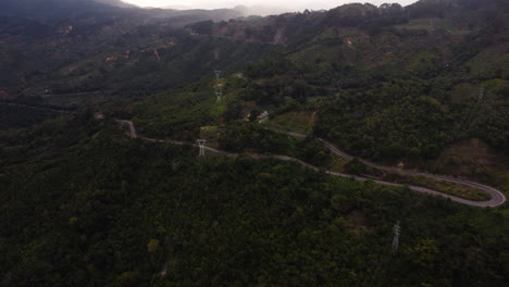 Sinuoso-Camino-Asfaltado-Que-Conduce-A-Las-Tierras-Altas-Vietnamitas-A-Través-Del-Paisaje-Selvático,-Vista-Aérea