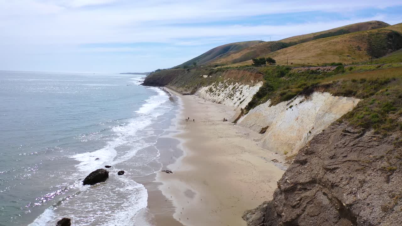 aéreo sobre la hermosa costa de santa barbara california cerca de la playa estatal gaviota con pescadores debajo 1