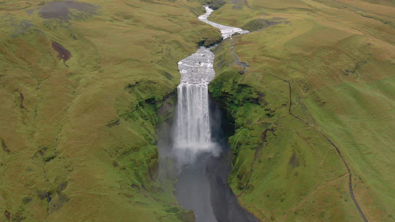 antena: toma panorámica de la cascada de skogafoss en islandia