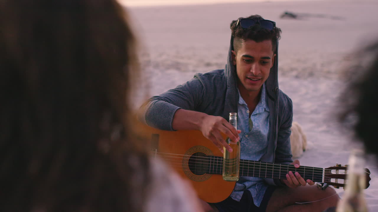 amigos celebrando el atardecer en la playa.