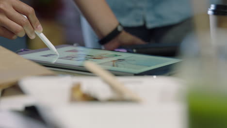 profesionales de negocios haciendo una lluvia de ideas equipo de diseño gráfico usando tablets compartiendo ideas trabajando juntos en un proyecto creativo en el desarrollo reuniéndose de cerca
