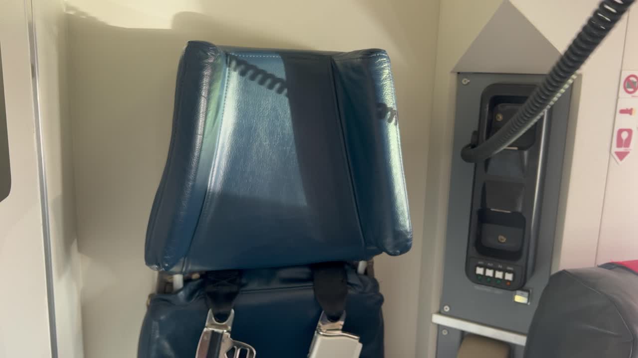 экстренный звонок с места стюардесы в кабину пилота в симулированной экстренной ситуации во время полета