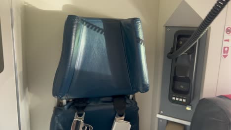 llamada de emergencia desde el asiento del asistente de vuelo a la cabina en una emergencia simulada a bordo