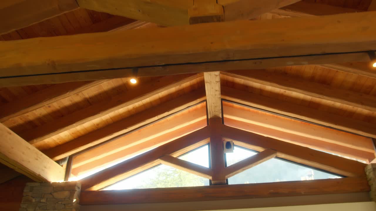 Ripresa dall'interno verso l'alto attraverso il soffitto in legno di una cabina durante il giorno in Italia, che trasmette un'atmosfera calda e naturale e un senso di calma