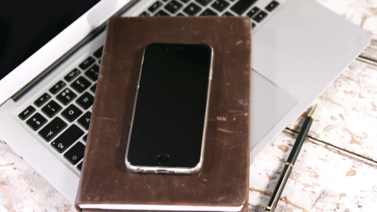 diario, teléfono inteligente, portátil, gafas y taza de té diario, teléfono móvil, ordenador portátil, bolígrafo, gachas y