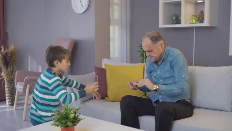 El-Abuelo-Enfermo-Está-Tomando-Medicamentos.