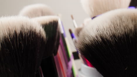 primer plano de los pinceles de maquillaje