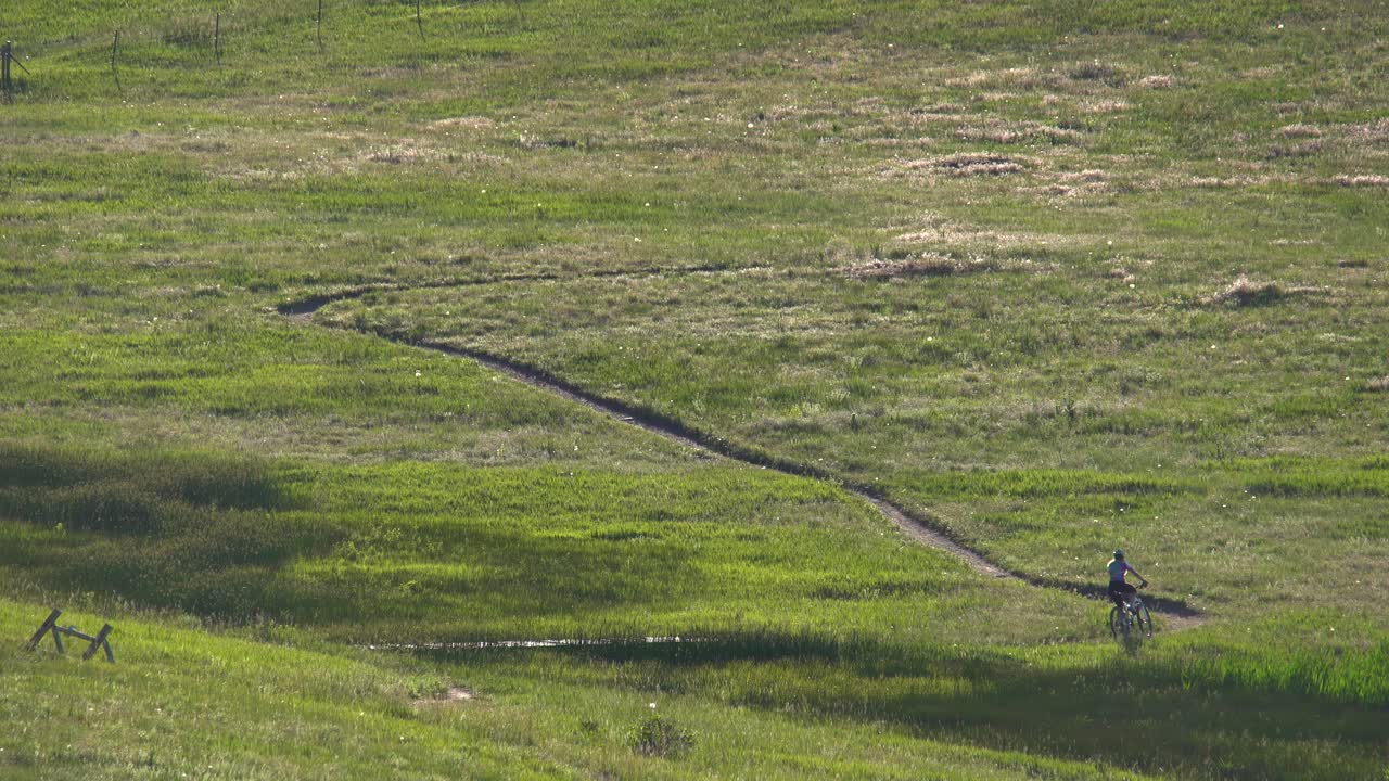 트레일을 달리는 산악 자전거 타는 사람