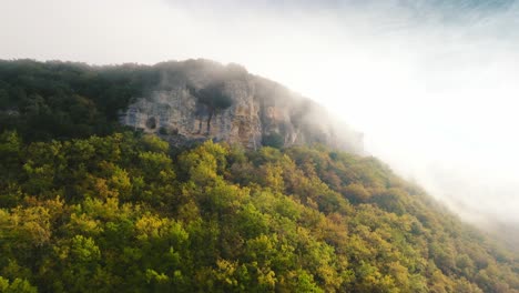 Acantilado-En-La-Niebla,-Drone-Aéreo-Disparado-Al-Amanecer-En-Dordoña,-Francia