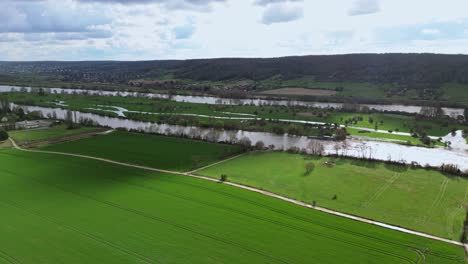 Dampierre-sur-Avre-pond-and-surrounding-country-landscape,-France